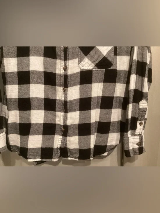 Time and Tru Black and White Plaid Shirt - Picture 4 of 6